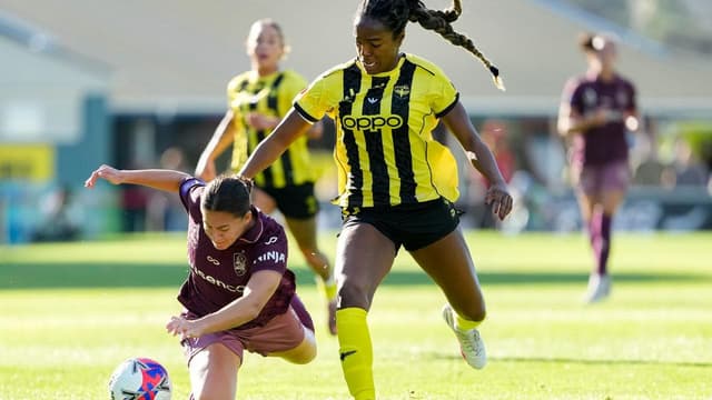 Phoenix reach ALW grand final as Woods cuts down Roar