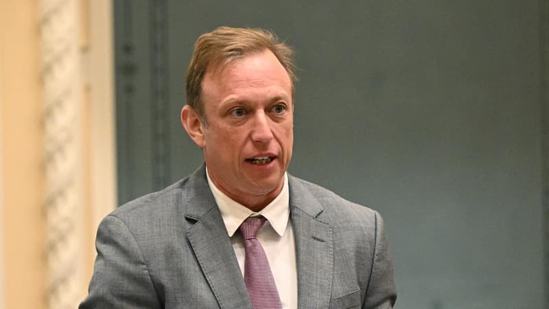 Former premier apologises for contempt of parliament