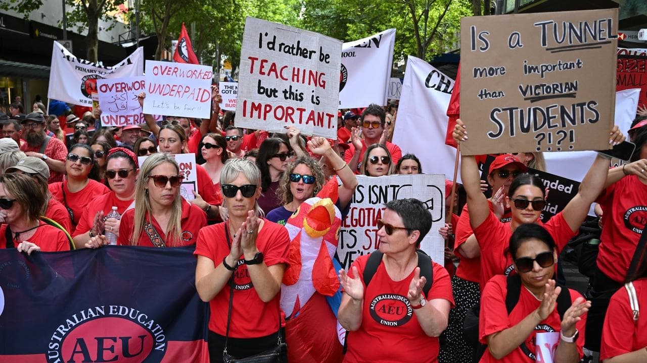 Teachers offered pay rise of up to 32 per cent