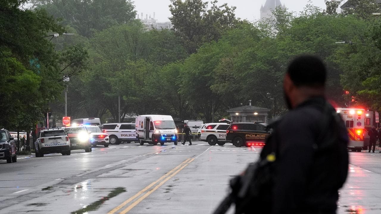 Gunman shot dead at White House checkpoint