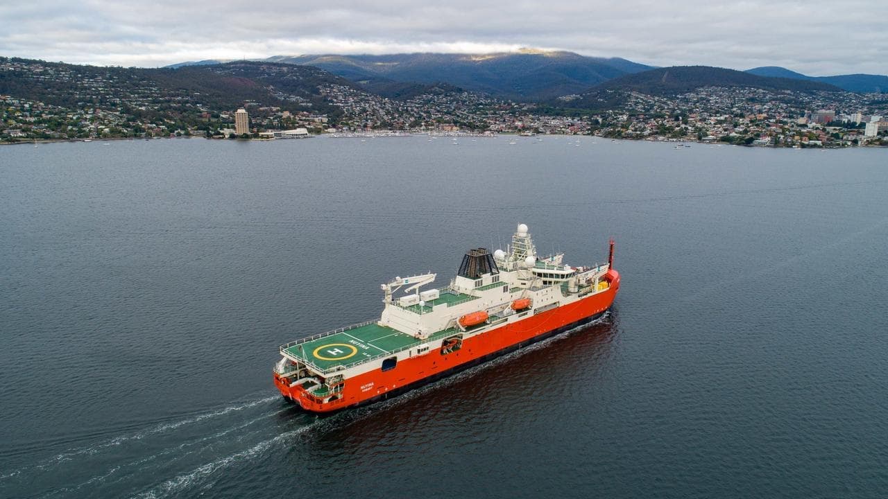 Antarctic icebreaker refuelling solution no closer