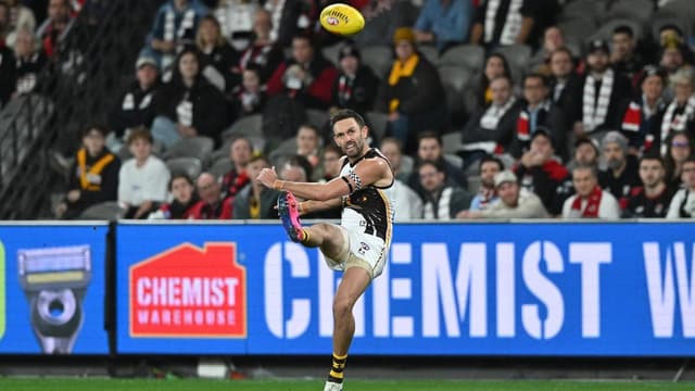 Saints goalless in first half as Hawks cruise to win
