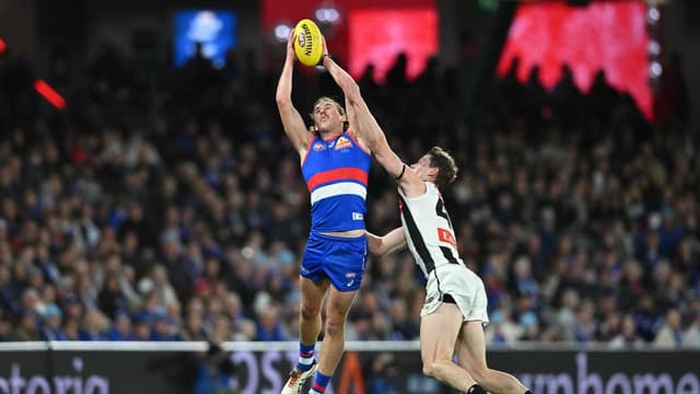 Bulldogs turn tables on Pies in tight finish