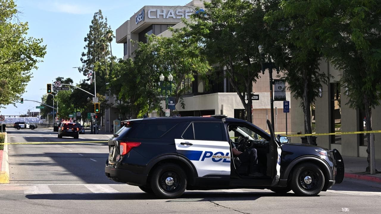 Man barricades himself inside US bank with hostages