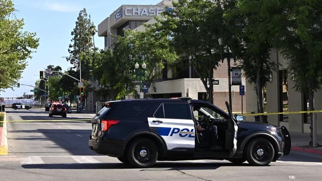 Man barricades himself inside US bank with hostages