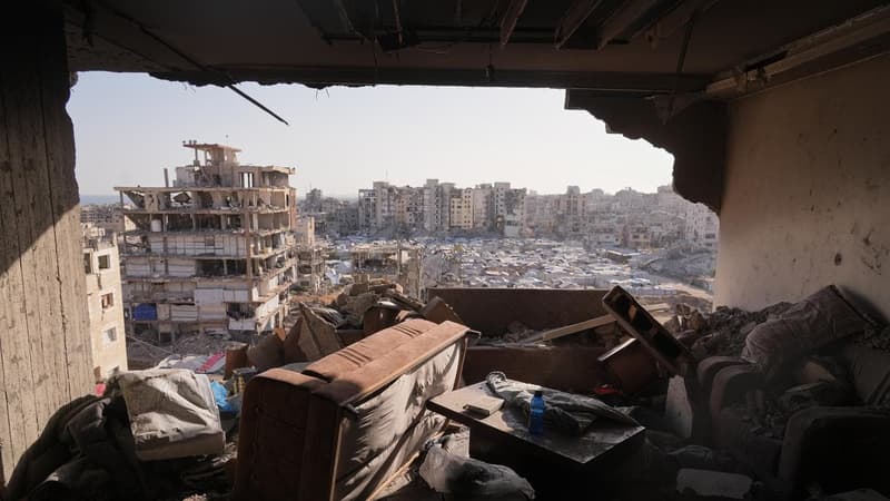 Israeli strikes kill 10 people in Gaza Strip: medics
