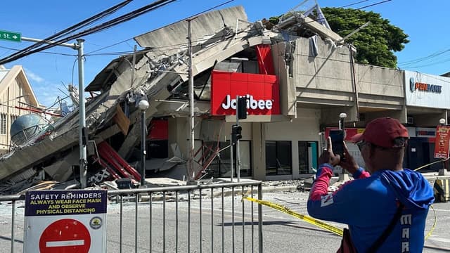 At least 32 dead after powerful quake rocks Philippines