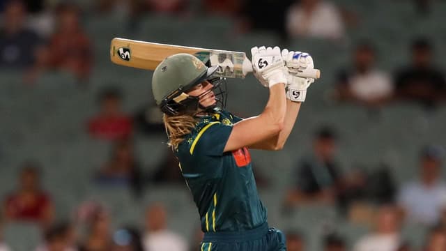 Veterans lead Australia to big victory over WCT20 hosts