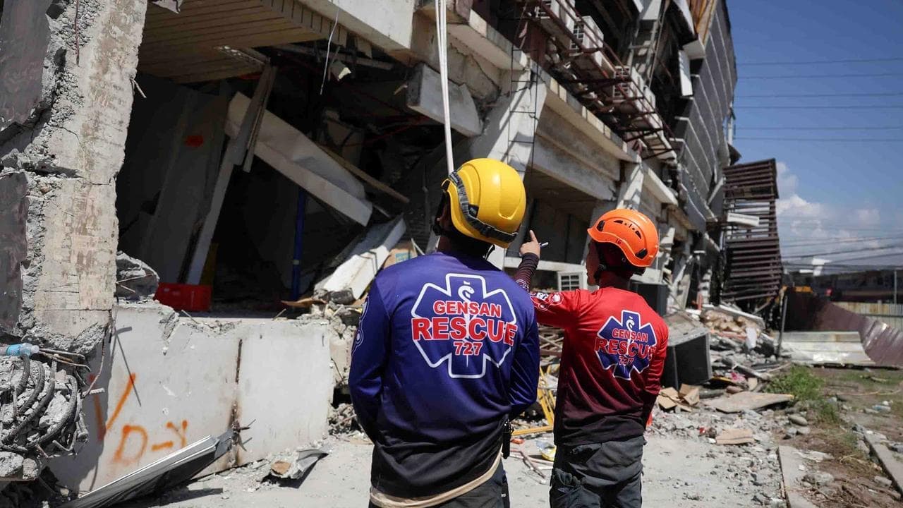 Race to reach trapped after powerful Philippines quake