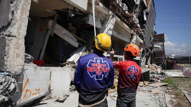 Race to reach trapped after powerful Philippines quake