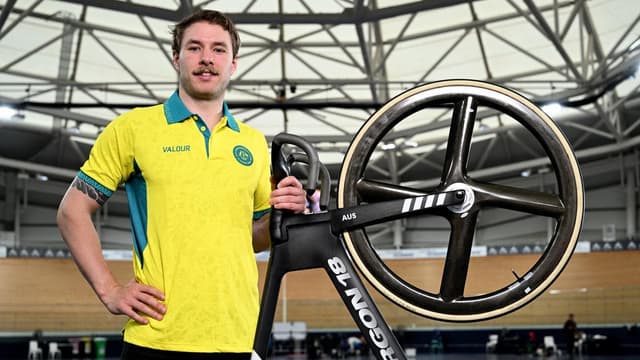 'Smash him': defection spices up Ashes velodrome battle
