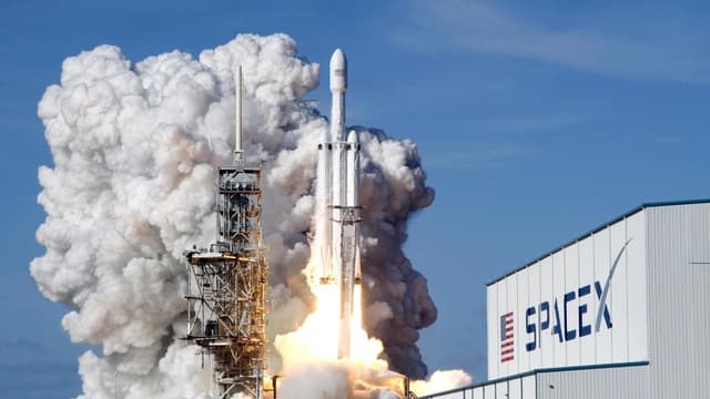 After record IPO, SpaceX faces test in market debut