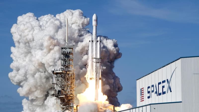 After record IPO, SpaceX faces test in market debut