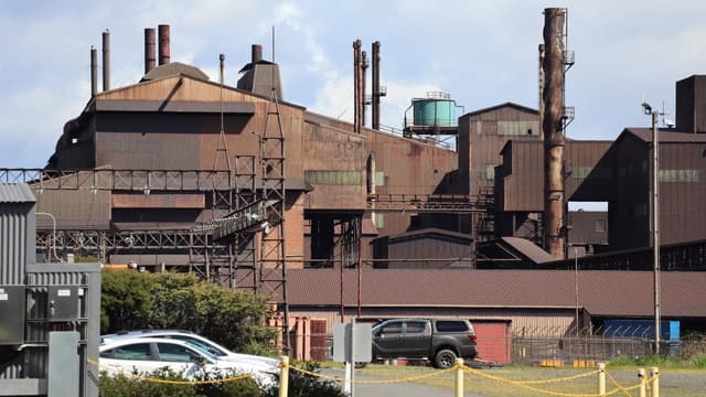 Cloud forms again over unique smelter and 200 jobs