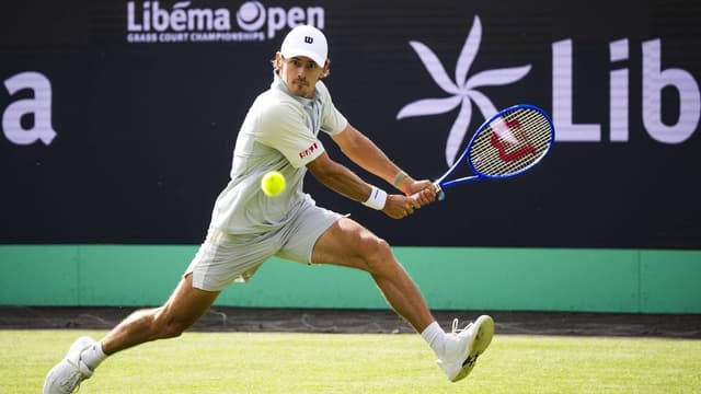De Minaur marches into semis at Dutch grass event