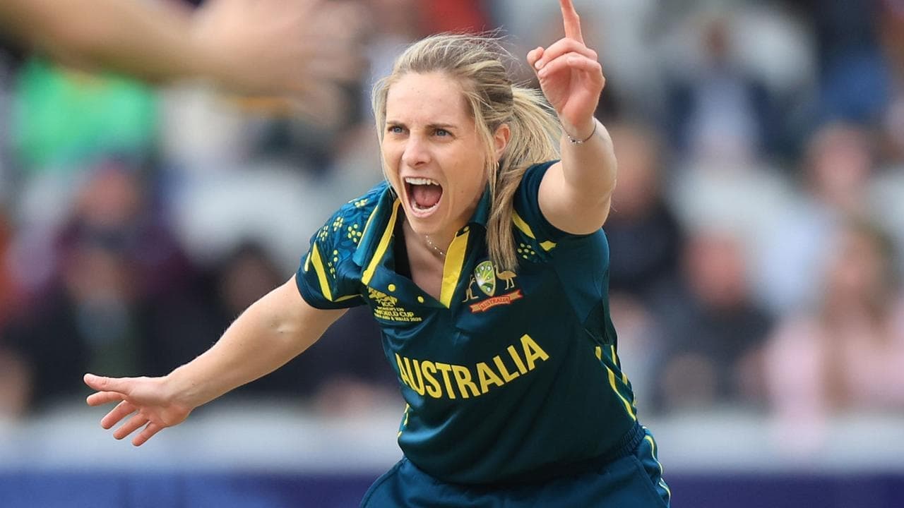 Aussies down South Africa in flying start to World Cup
