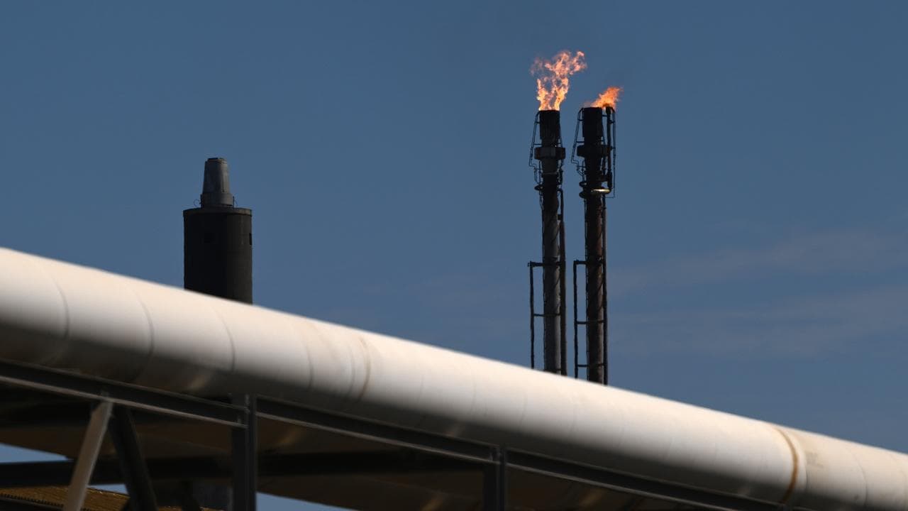Shares reverse early losses as oil slide continues