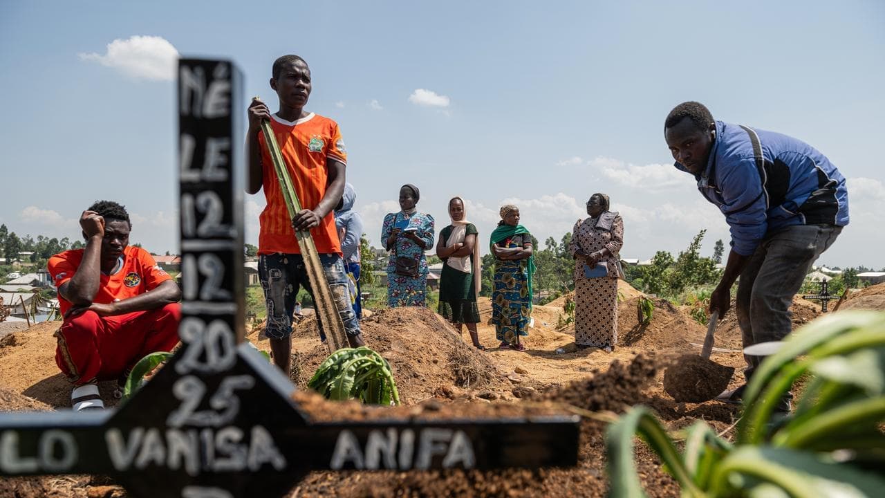 At least 30 deaths at Congo camp show Ebola spreading