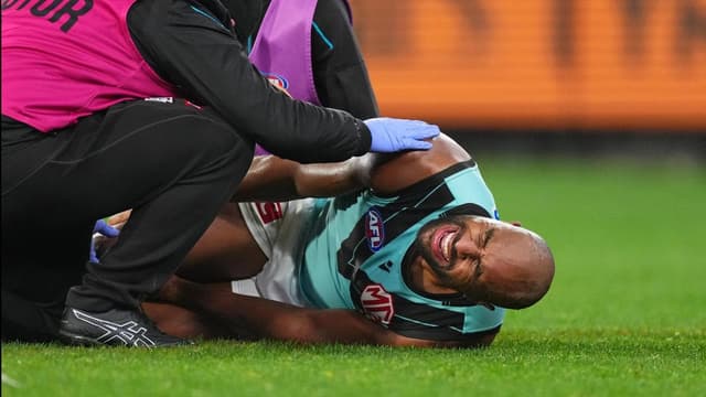 Port defender out long-term after horror knee injury