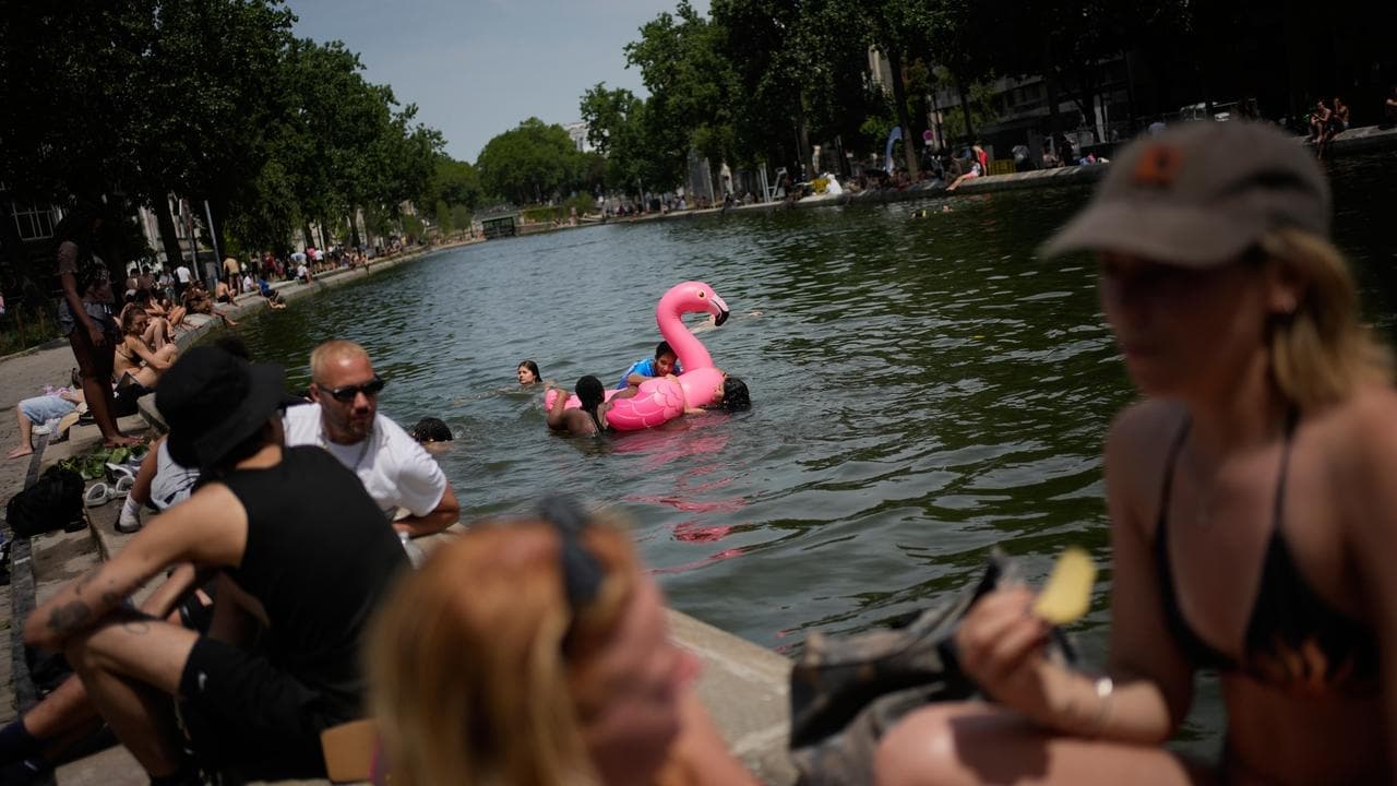 Blackouts leave thousands sweltering in French heatwave