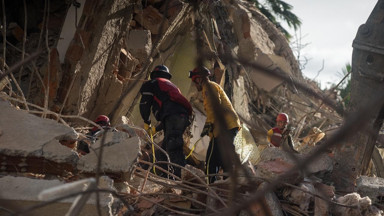 Venezuela quake toll soars as rescue crews comb rubble