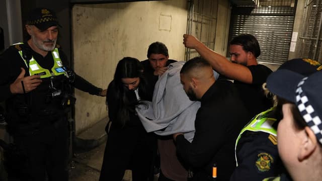 Police barricade accused ISIS bride as she's bailed