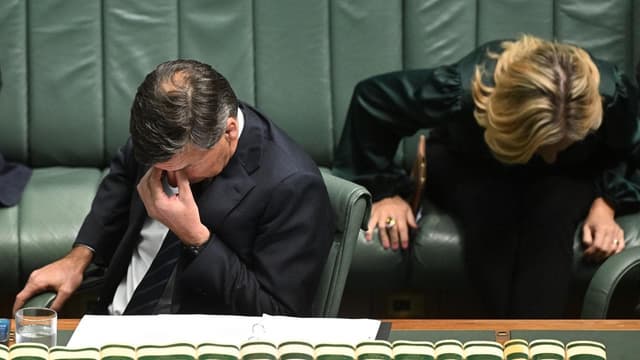Liberals 'stuck in the past' as party hits new poll low