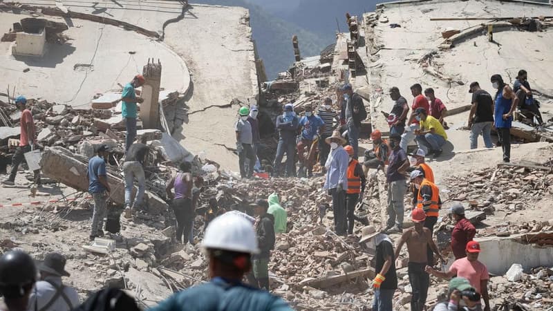 Survivors decry slow aid after deadly Venezuela quakes