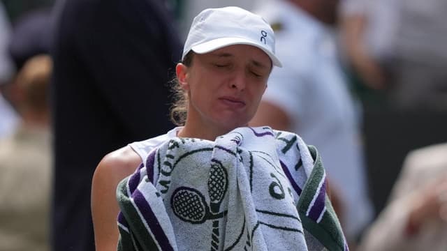 Swiatek survives scare to kick off Wimbledon defence