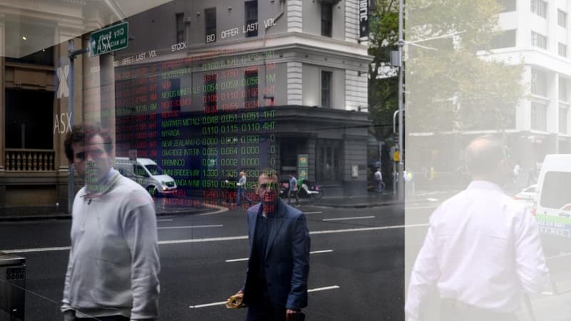 Banks and supermarkets drag Australian shares lower