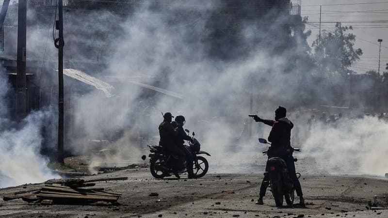 Mob burns Ebola treatment centre, Congo toll hits 438