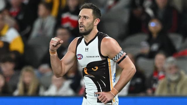 Jack's back, but two fellow Hawks suffer knee injuries