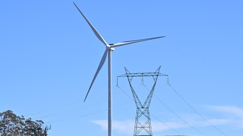 Wind farm '$50,000 fine' rumour spreads amid farmer stand-off