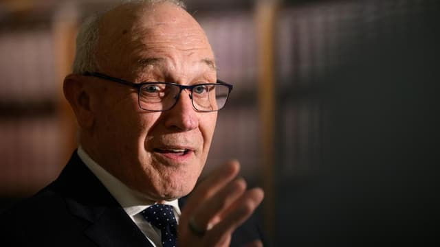 Senior Liberal steps down after ICAC hearing call
