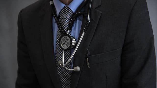 Doctor accused of molesting kids caught by vigilante