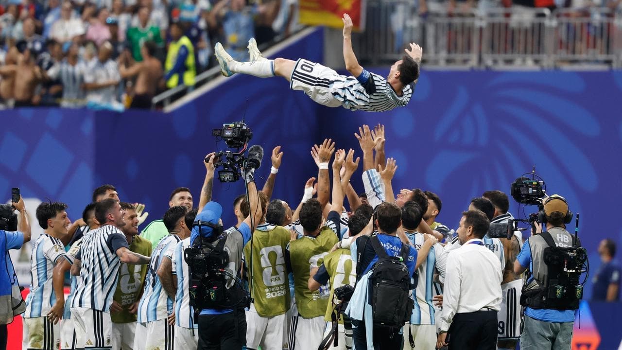 Messi misses pen, inspires stunning Argentine comeback