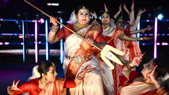 'Modi, Modi': Indian PM greeted with fanfare, protests