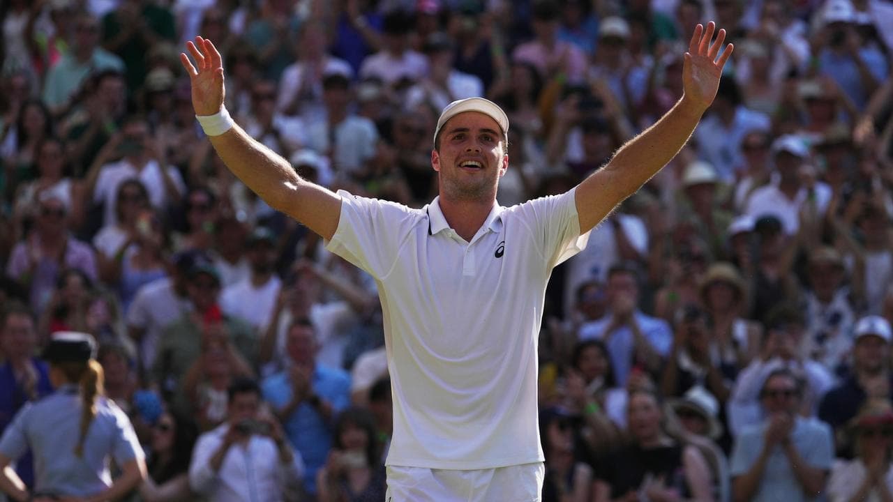 Home Wimbledon 'Fery-tale' as King Arthur marches on