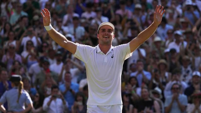 Home Wimbledon 'Fery-tale' as King Arthur marches on