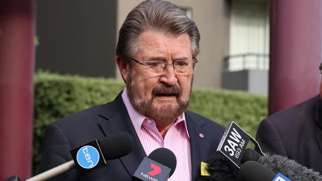 'Courage': tributes for firebrand newsman Derryn Hinch