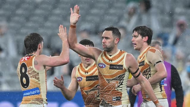 Chol takes epic hanger as Hawks end Blues' hot streak