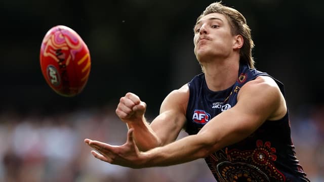 Police charge Crows star over traffic accident