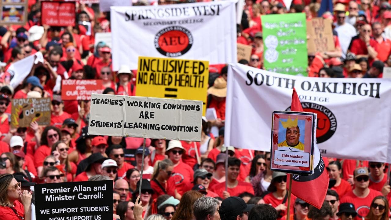 Government hopes 'watershed' deal stops school strike