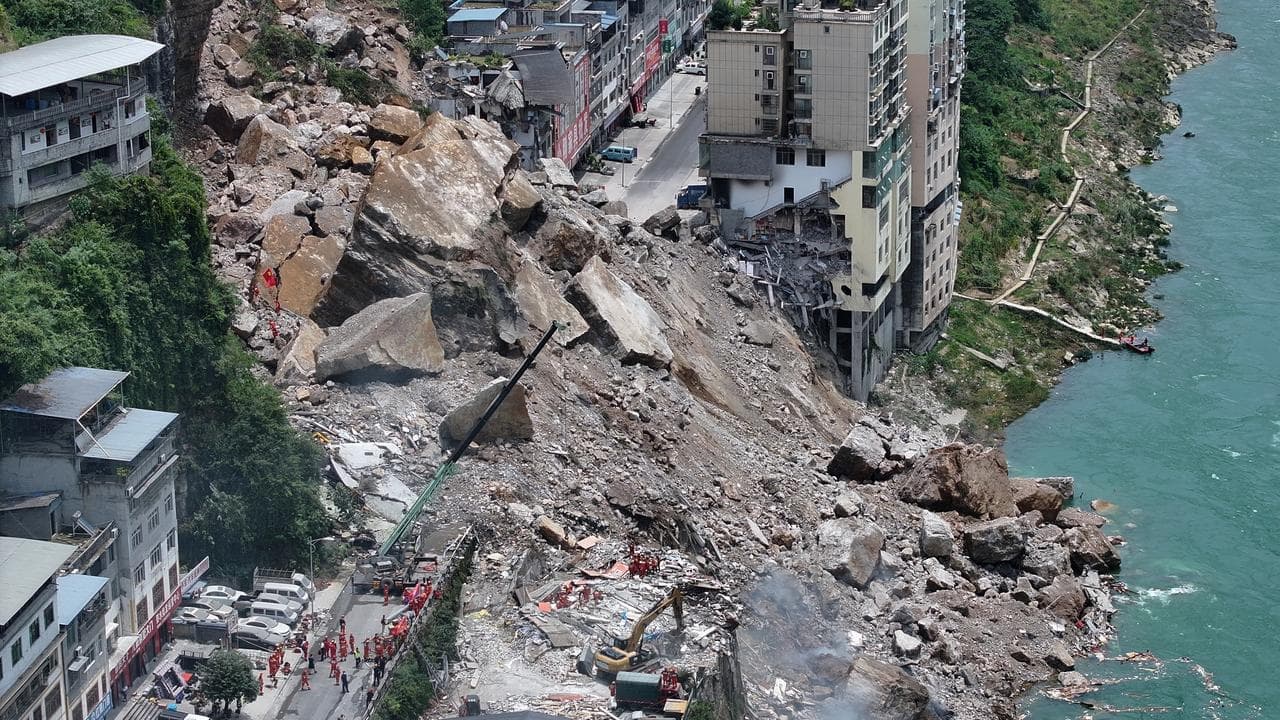Frantic search as huge landslide in China buries homes