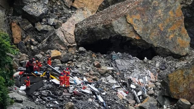 Race to find survivors after deadly China landslide