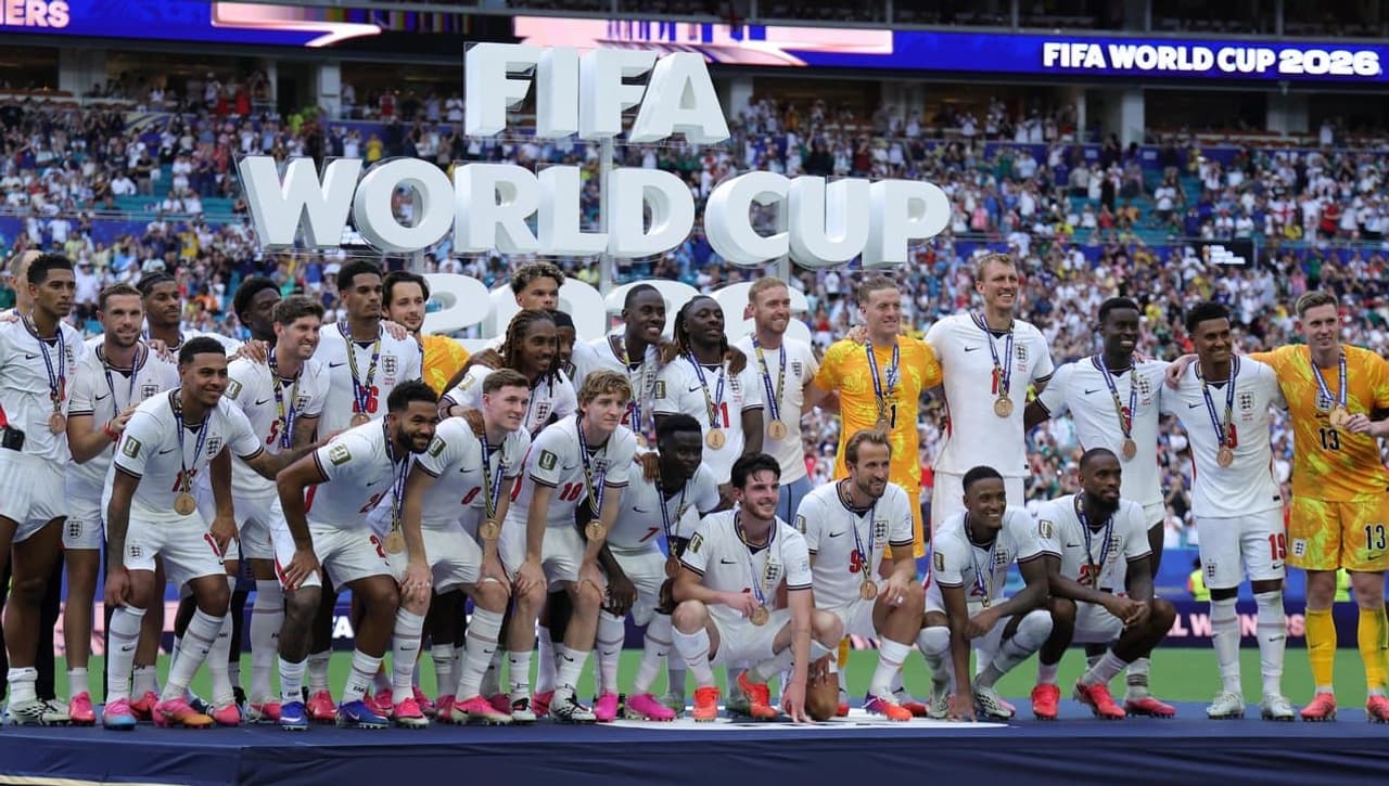 England stun 'gutted' France in 10-goal bronze battle
