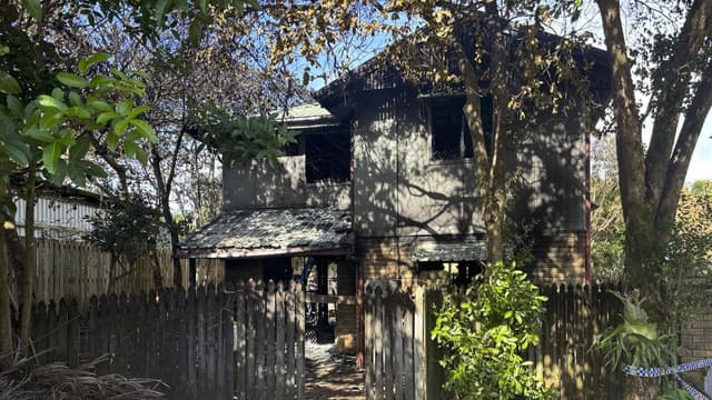 Woman dies from injuries after escaping apartment fire