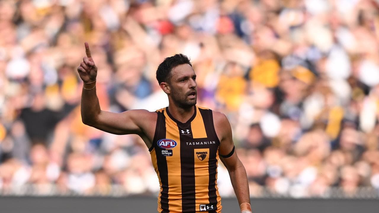 Premiership Hawk re-signs for one more year