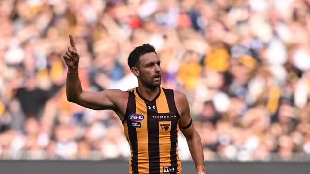 Premiership Hawk re-signs for one more year