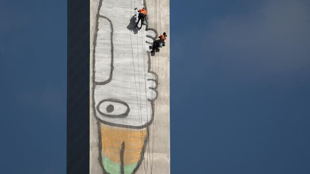 Bridge clean up for sky high Pam the Bird graffiti